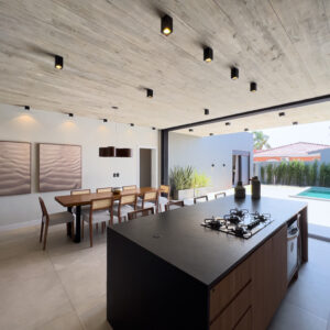 Cozinha e piscina da casa